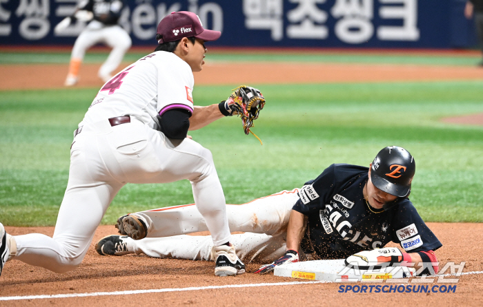 This is the speed of 5 billion → laser throw survival! If it wasn't for Shim Woo-joon, he was caught at third base