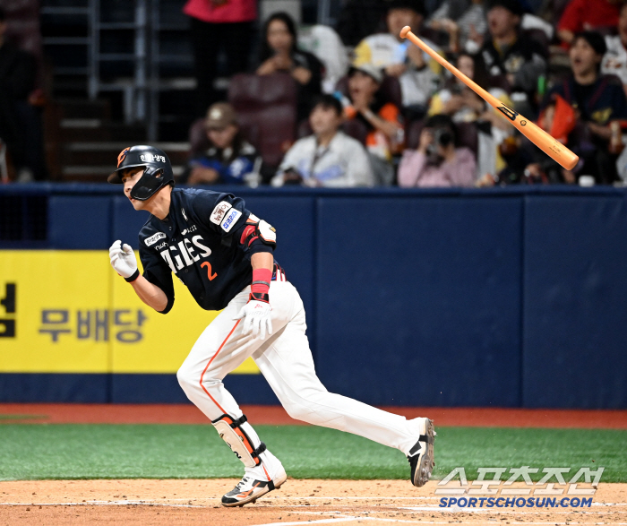 This is the speed of 5 billion → laser throw survival! If it wasn't for Shim Woo-joon, he was caught at third base