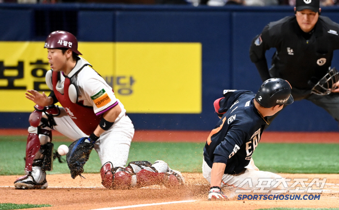 This is the speed of 5 billion → laser throw survival! If it wasn't for Shim Woo-joon, he was caught at third base