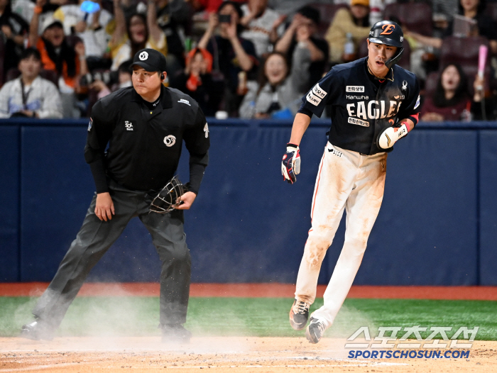 This is the speed of 5 billion → laser throw survival! If it wasn't for Shim Woo-joon, he was caught at third base