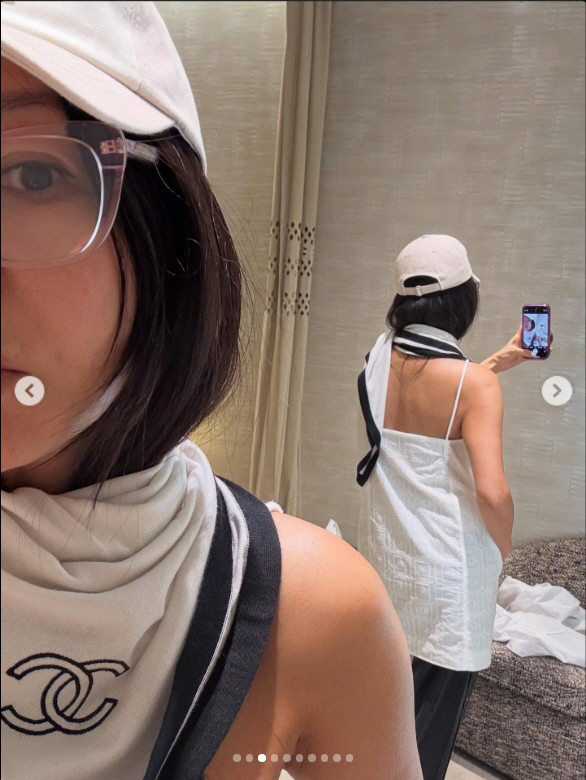 62-year-old Hwang Shin-hye exposed her back to mirror selfies...Legendary beauty who forgot time