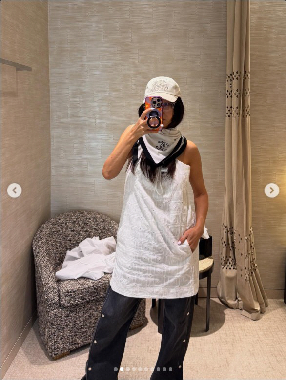 62-year-old Hwang Shin-hye exposed her back to mirror selfies...Legendary beauty who forgot time