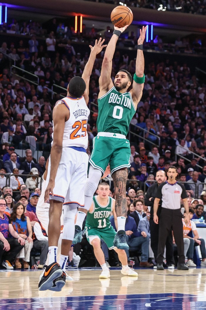 Boston defeated New York by 22 points after winning the strongest three-point shooting dilemma in the East. 20 successful 50% 3-point shooting success rate. a mysterious Boston 3-pointer