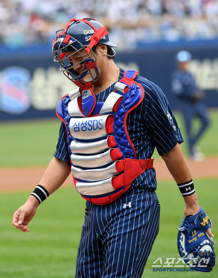 Catcher Kang Min-ho and starting hitter Hong Chang-ki, who failed to make fun of the catcher's first pitch