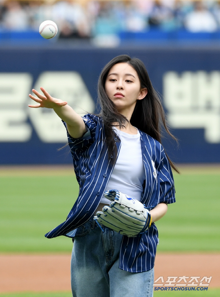 Catcher Kang Min-ho and starting hitter Hong Chang-ki, who failed to make fun of the catcher's first pitch