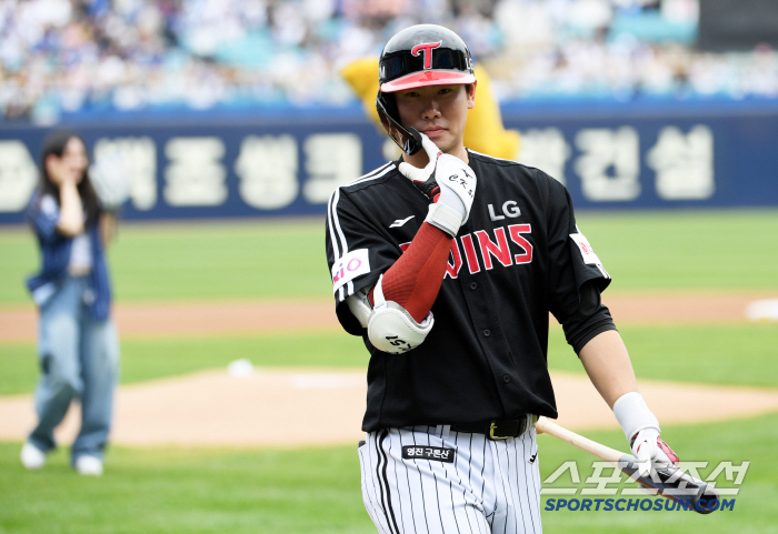 Catcher Kang Min-ho and starting hitter Hong Chang-ki, who failed to make fun of the catcher's first pitch