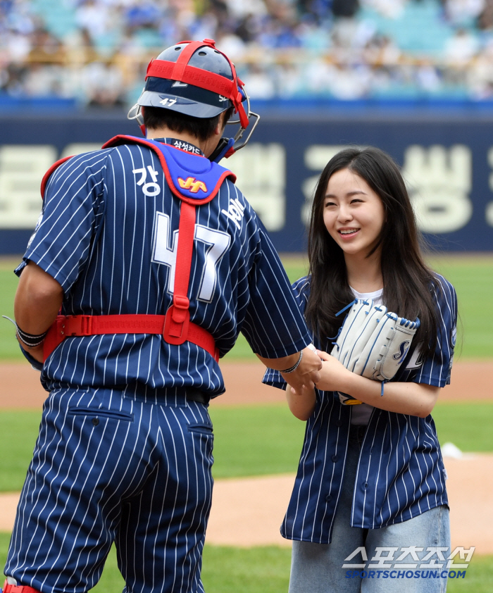 Catcher Kang Min-ho and starting hitter Hong Chang-ki, who failed to make fun of the catcher's first pitch