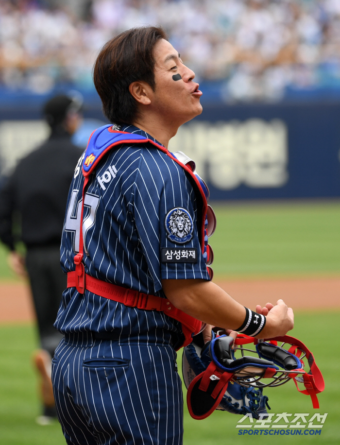 Catcher Kang Min-ho and starting hitter Hong Chang-ki, who failed to make fun of the catcher's first pitch
