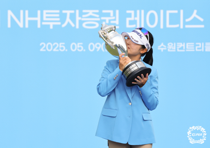 The first winner of the season's second win is Lee Ye-won, Hong Jung-min, who shook off his second consecutive victory in the tournament on Promised Land, and regained the top prize (NH Investment & Securities Championship)