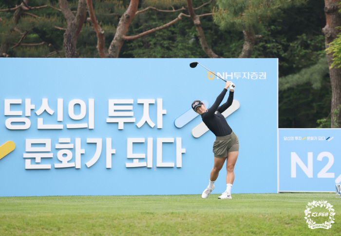 The first winner of the season's second win is Lee Ye-won, Hong Jung-min, who shook off his second consecutive victory in the tournament on Promised Land, and regained the top prize (NH Investment & Securities Championship)
