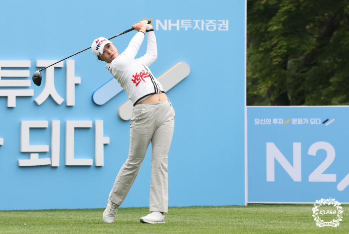 The first winner of the season's second win is Lee Ye-won, Hong Jung-min, who shook off his second consecutive victory in the tournament on Promised Land, and regained the top prize (NH Investment & Securities Championship)