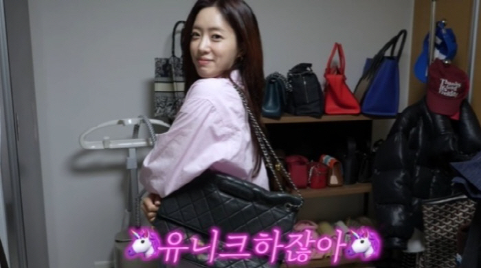 Ham Eun-jung's first purchase of Chanel bag is around 3 million won...I can't buy it now because I'm surprised by the price