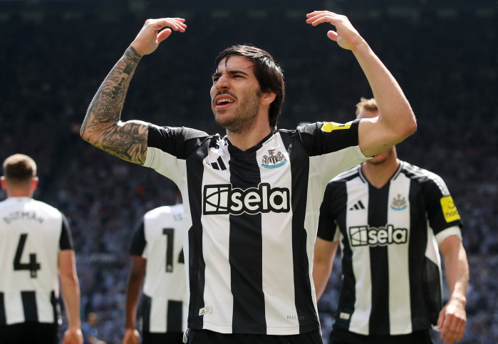 Is he a UFC fighter?→Jackson lost to Newcastle 02 on the 7th ridge with elbow price 10 exited Chelsea advancing to UCL