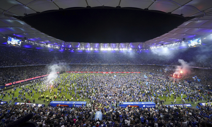 It's a battlefield, it's a soccer field! Son Heung-min's home Hamburg was promoted for the first time in seven years...Large-scale fan intrusion, transfer of 25 people to hospital → 1 person in critical condition