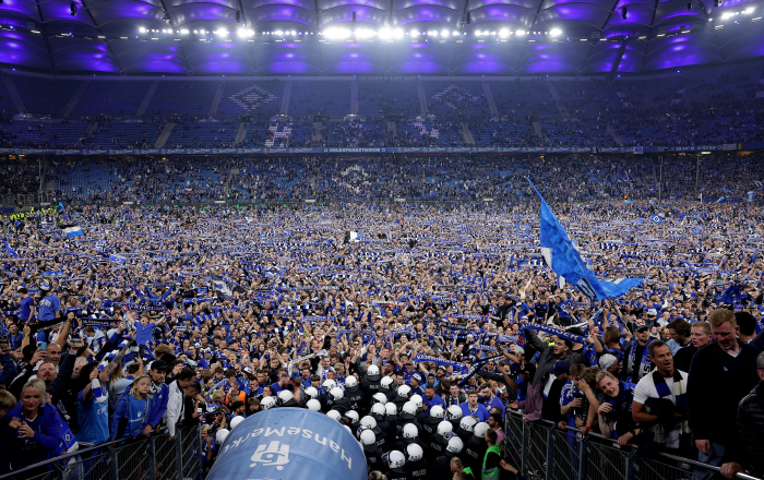 It's a battlefield, it's a soccer field! Son Heung-min's home Hamburg was promoted for the first time in seven years...Large-scale fan intrusion, transfer of 25 people to hospital → 1 person in critical condition