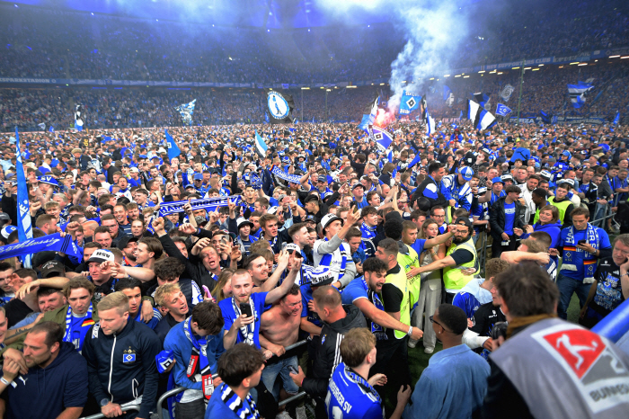 It's a battlefield, it's a soccer field! Son Heung-min's home Hamburg was promoted for the first time in seven years...Large-scale fan intrusion, transfer of 25 people to hospital → 1 person in critical condition