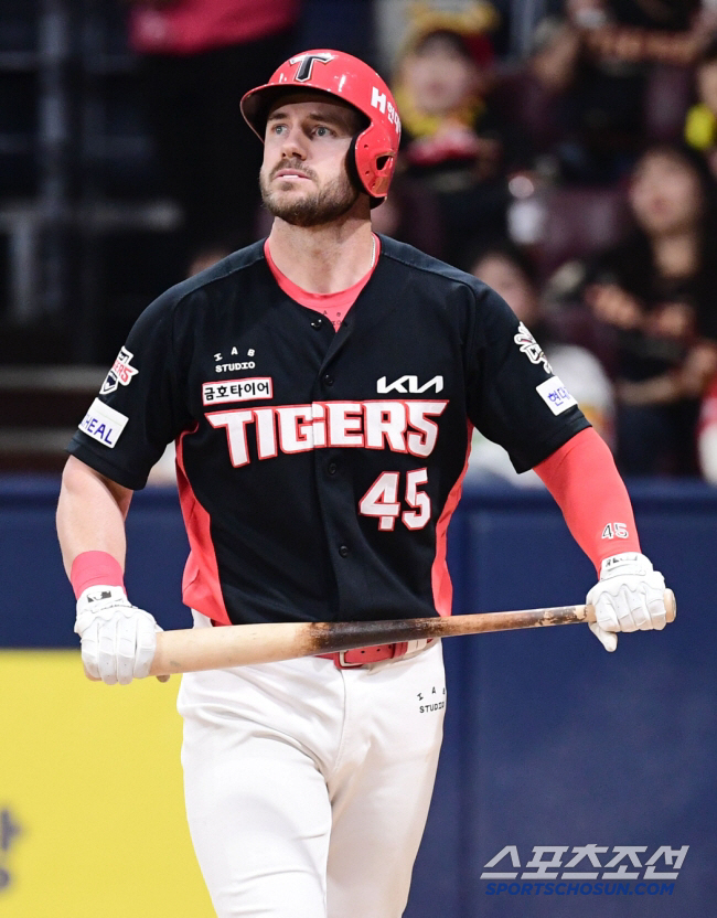 It's DH, but the team's No. 1 home run foreign player disappeared in the third inning of Game 1...Back pain, hospital check-up plan