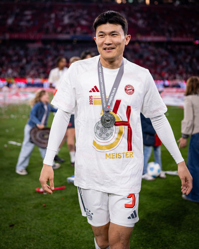 Kim Minjae's first record in soccer. He got the trophy rightKaneDie took care of the Korean passing controversy KIM properly