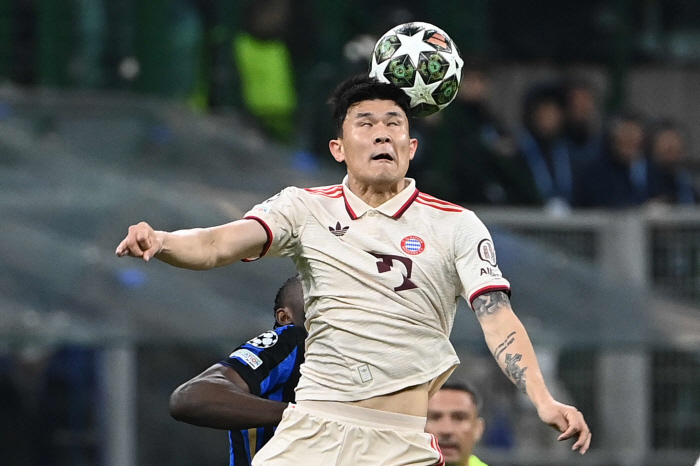 Kim Minjae's first record in soccer. He got the trophy rightKaneDie took care of the Korean passing controversy KIM properly
