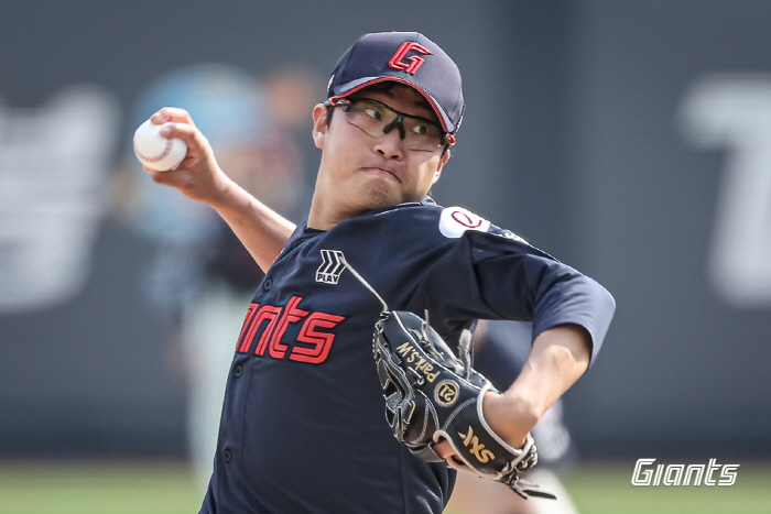 KKKKKKKKKKKK Glasses Ace Jae-rim! Suwon heated cheers standing ovation...6 ⅓ innings of good work → ERA 2.29