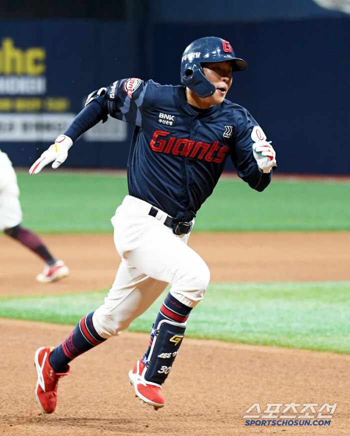 Lotte shortstop brutal death? Even treasure Lee Ho-joon collapsed after being hit by a headshot → Transfer to hospital by stretcher  ambulance...It's the second time this year since Jeon Min-jae