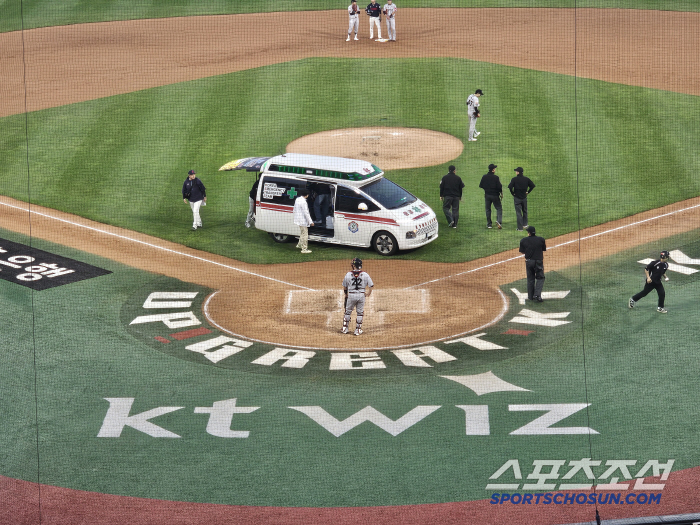 Lotte shortstop brutal death? Even treasure Lee Ho-joon collapsed after being hit by a headshot → Transfer to hospital by stretcher  ambulance...It's the second time this year since Jeon Min-jae