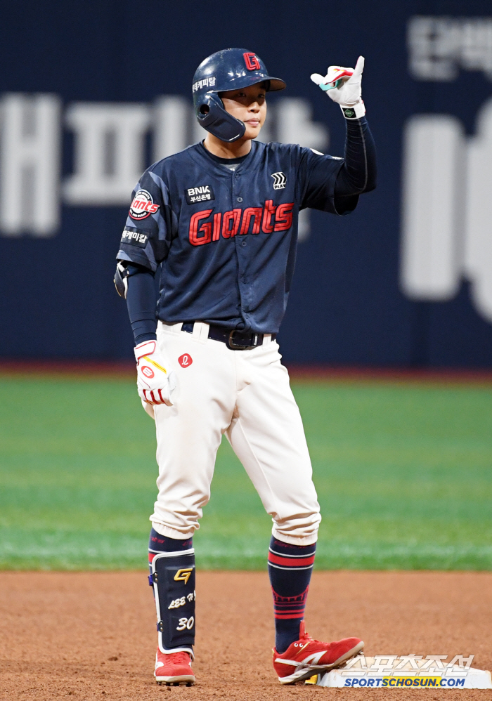 Lotte shortstop brutal death? Even treasure Lee Ho-joon collapsed after being hit by a headshot → Transfer to hospital by stretcher  ambulance...It's the second time this year since Jeon Min-jae