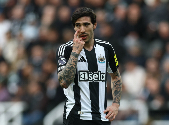 The Manchester derby went off the pitch!Who is the main character? 10-month-old EPL leader