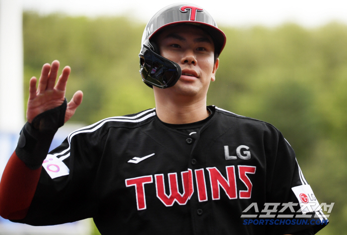 March and April 0.229 → May 0.386. Classes are eternal. I shouldn't have worried about the on-base man. When he got on base, the LG Big Inning began 