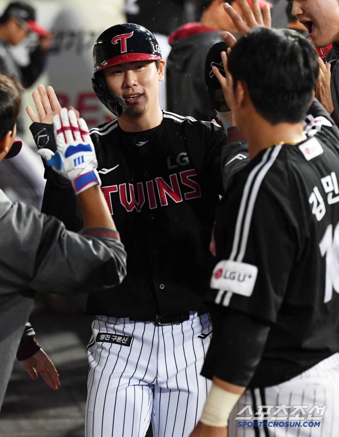 March and April 0.229 → May 0.386. Classes are eternal. I shouldn't have worried about the on-base man. When he got on base, the LG Big Inning began