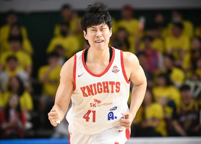  Lion King's roar! The prelude to SK's counterattack. 73-48 to 25 points to win the first round of the championship. SK's Key Rebound Disbanded LG Maray and Outside