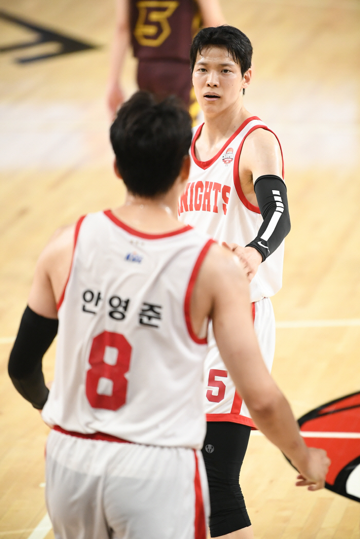  Lion King's roar! The prelude to SK's counterattack. 73-48 to 25 points to win the first round of the championship. SK's Key Rebound Disbanded LG Maray and Outside