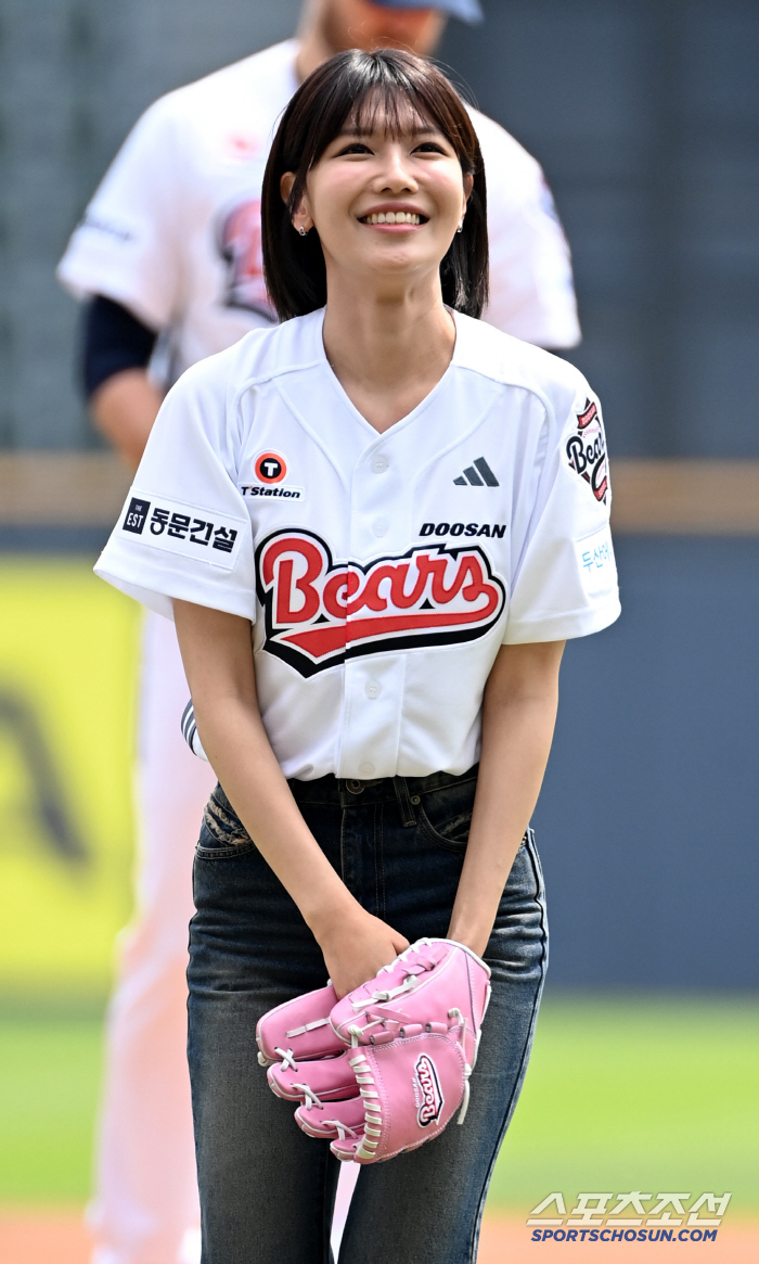  Choi Soo-young smiles after the first pitch