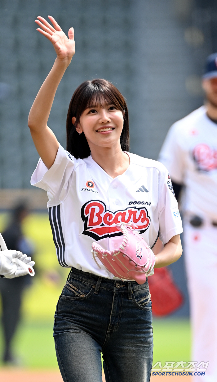  Choi Soo-young's smile that attracted baseball fans