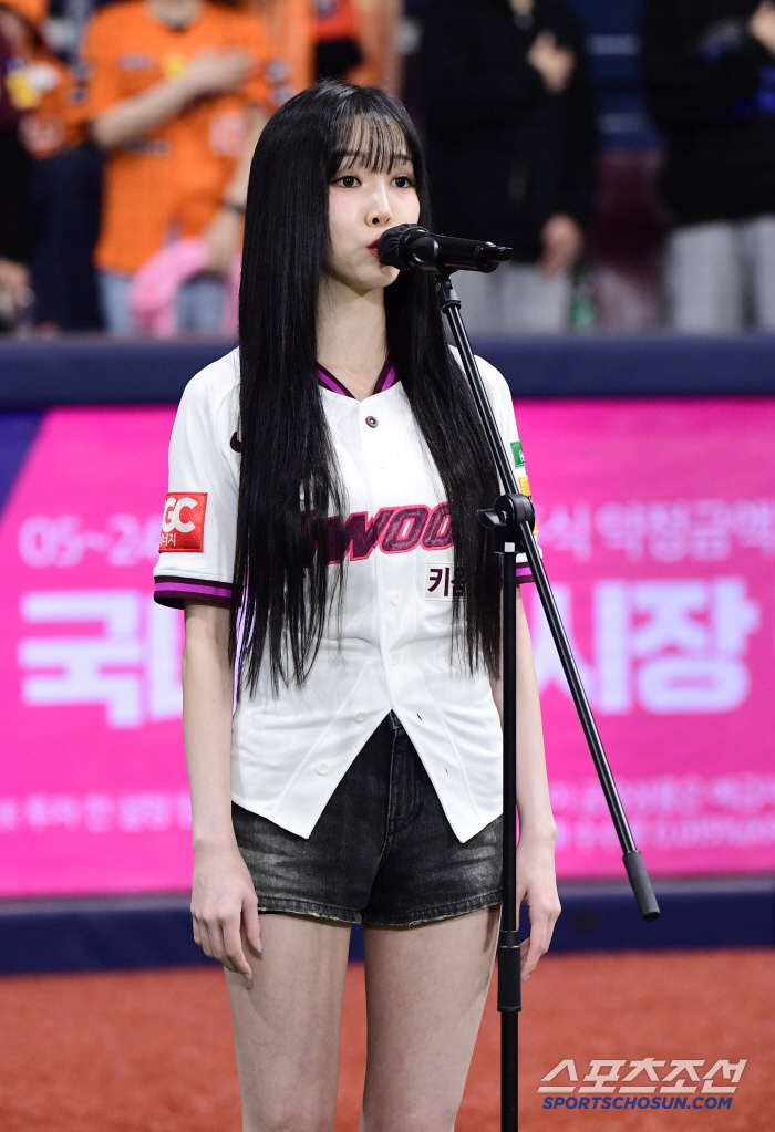  Singer Yuju sings the national anthem