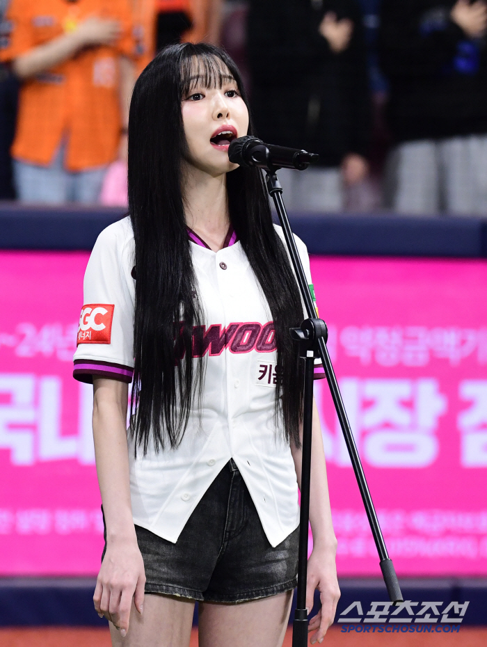  Singing the national anthem vigorously, Yuju