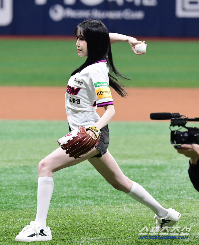  Strong pitching like singer Yuju