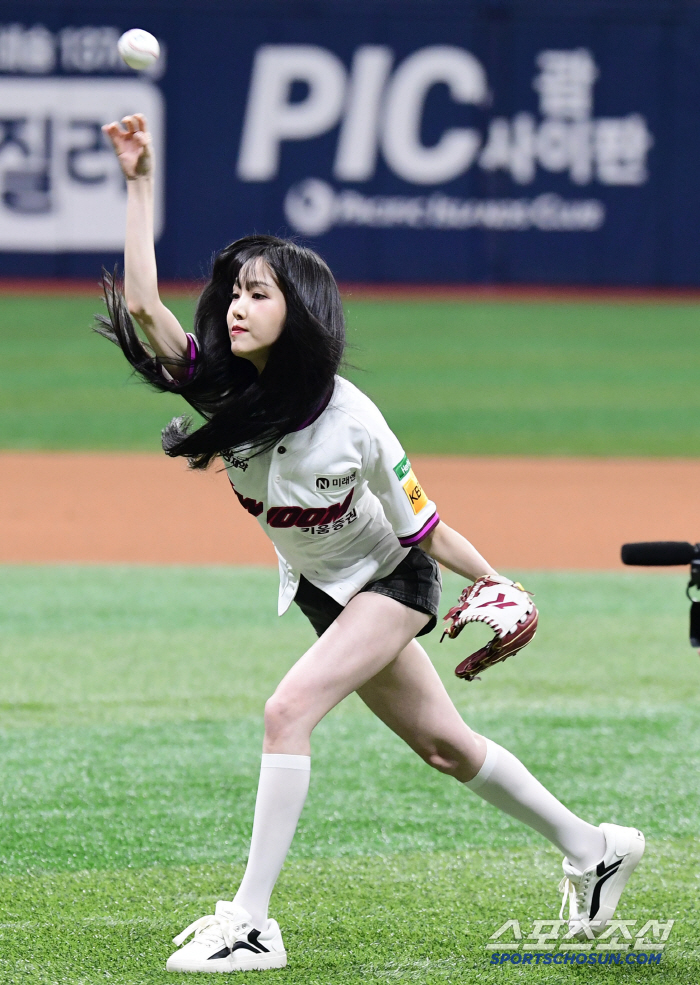  Yuju's powerful first pitch even with her thin body
