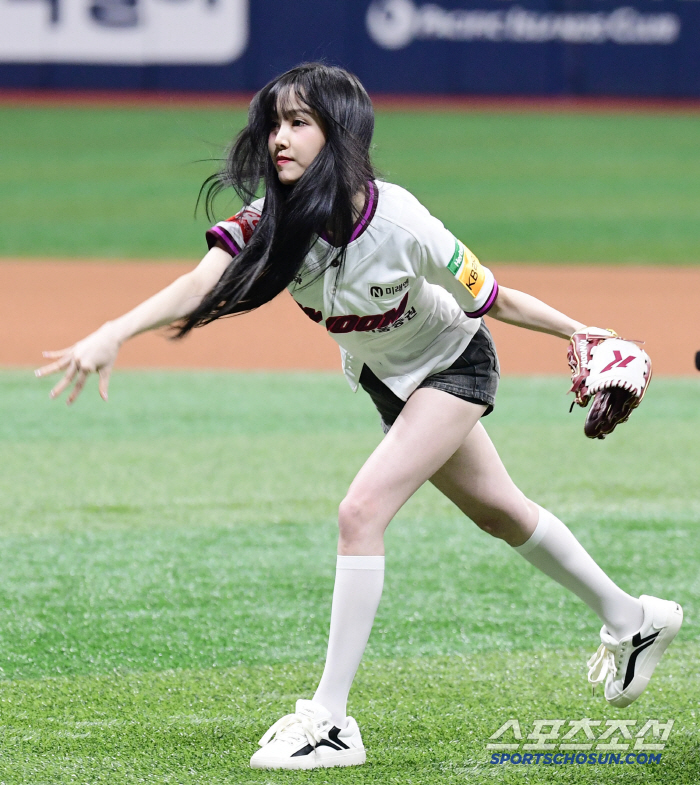  Yuju's powerful first pitch with her hair flying