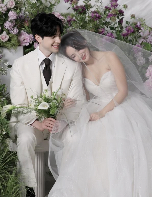 Robin marries girl group member for permanent residency?You're going to cheat on me?