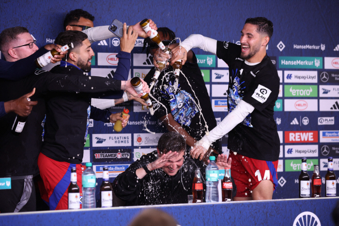 Son Heung-min's family Hamburg was promoted to Bundesliga for the first time in seven years...Son Heung-min, who became a coach and chairman born in 1990, ranked 8th → 1st place in the group