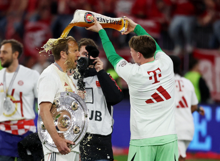 SON, it's your turn to win the first trophy. Cane, best friend Son Heung-min → Tottenham wishes for the top of the Europa League...My wife escapes me and escapes from the military