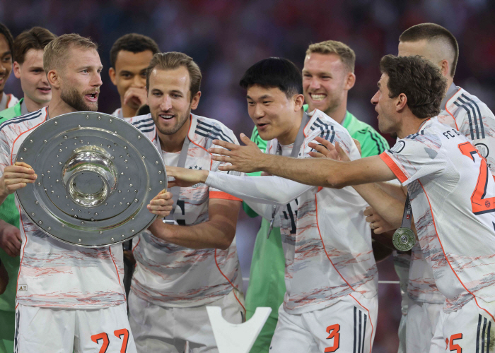 SON, it's your turn to win the first trophy. Cane, best friend Son Heung-min → Tottenham wishes for the top of the Europa League...My wife escapes me and escapes from the military