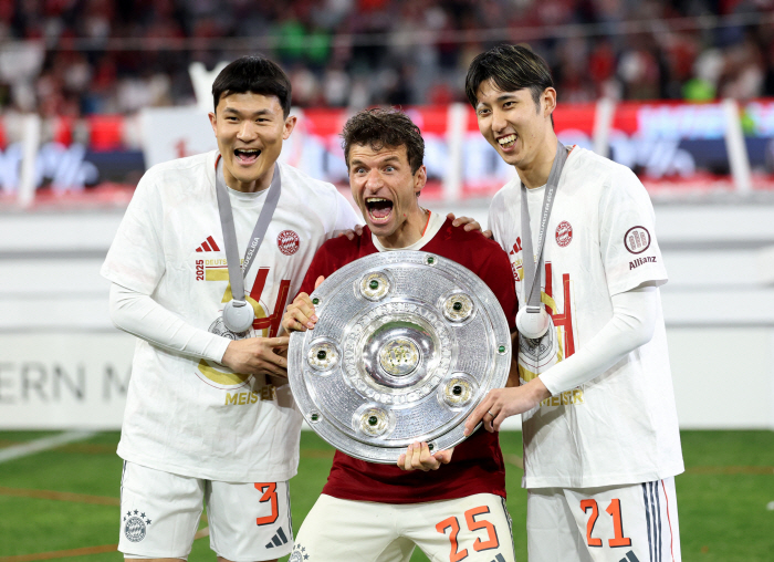 SON, it's your turn to win the first trophy. Cane, best friend Son Heung-min → Tottenham wishes for the top of the Europa League...My wife escapes me and escapes from the military