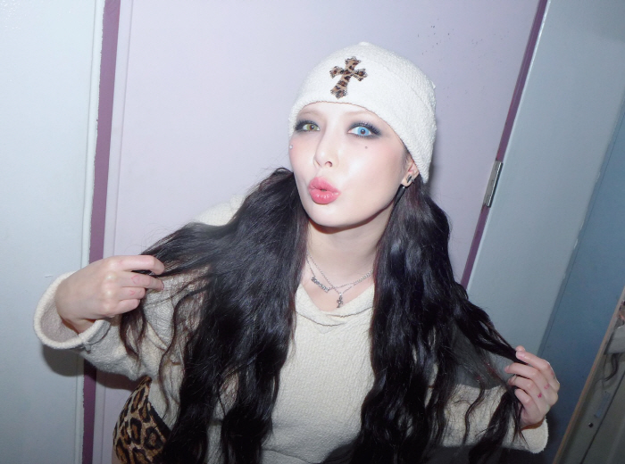 HyunA Returns to Stage with ‘Mrs. Nail’ After Health Scare