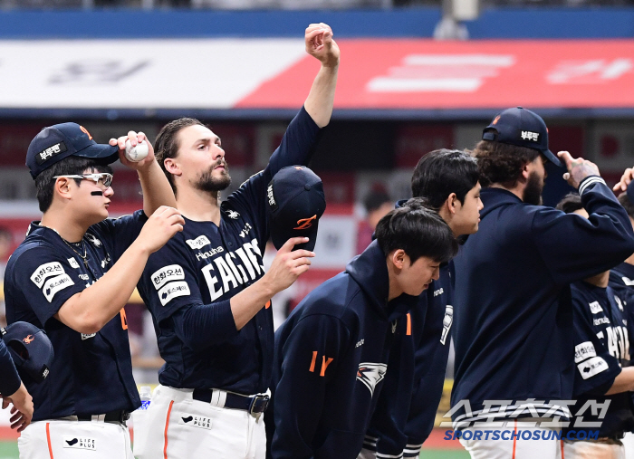 I'm not jealous of anyone other than 2 billion salary. 980 million won was a move by Hanwha