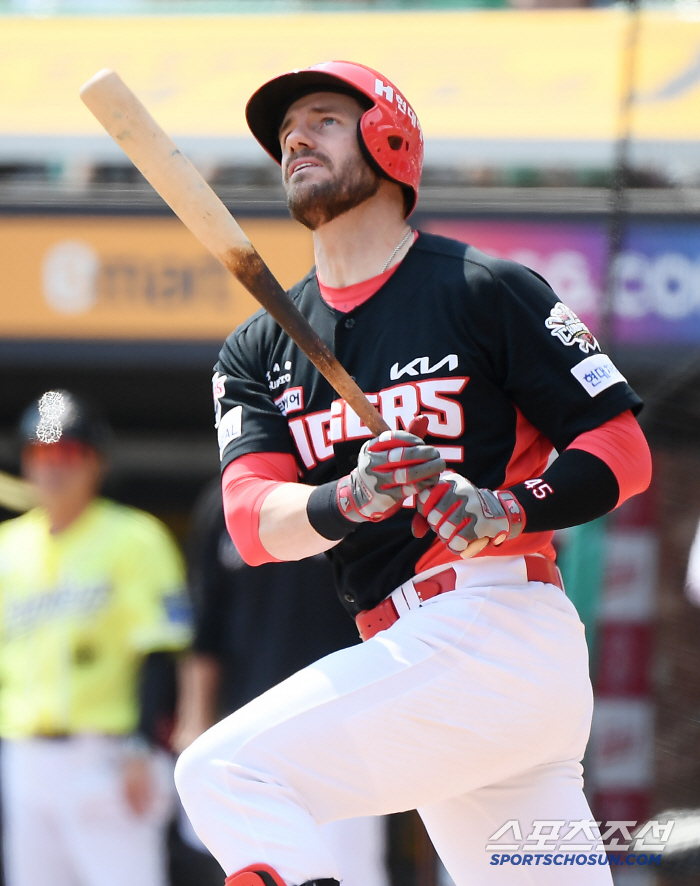 KIA's slugger, who said he would move on if he got caught without batting order, disappeared for 10 games without a home run → advantage