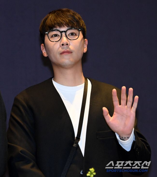 Lee Hong-ki is a stronger enemy than the dirty and free daily Heechul Kim that gave up idols. 