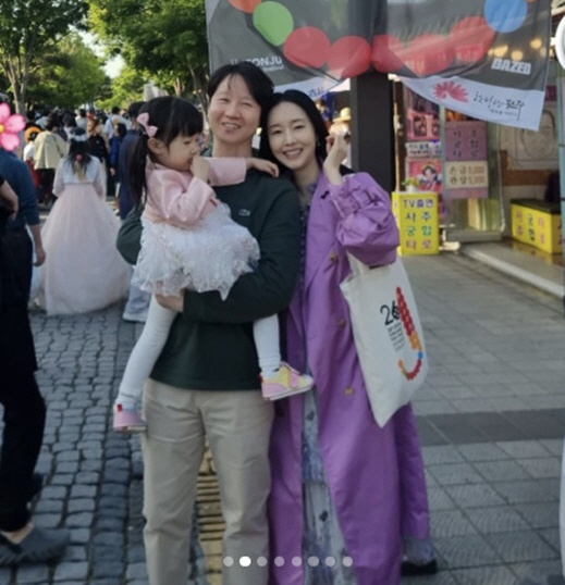 Lee Jung-hyun came to work ♥ husband  daughter..The working mom's smile is so bright