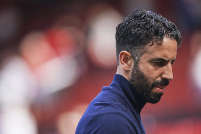 Manchester United is in a state of emergency! £52M DF INJURY OUT → Armorim Frustrated by Covering His Head Ahead Of Europa League Final With Tottenham